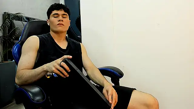 Snapshot of roan_birkin chatting on October 2025 07:59:01 PM roan birkin online show from October 2025 07:59:01 PM