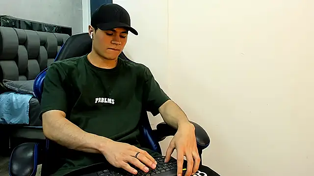 Snapshot of roan_birkin chatting on November 2025 07:14:01 PM roan birkin online show from November 2025 07:14:01 PM