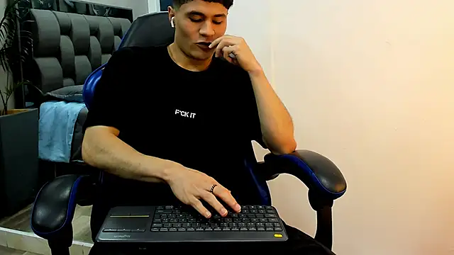 Snapshot of roan_birkin chatting on November 2025 07:45:01 PM roan birkin online show from November 2025 07:45:01 PM