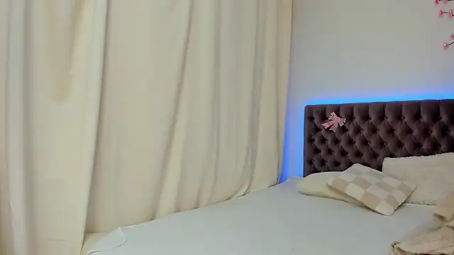 Ella Mayers online show from October 2025 12:26:01 PM