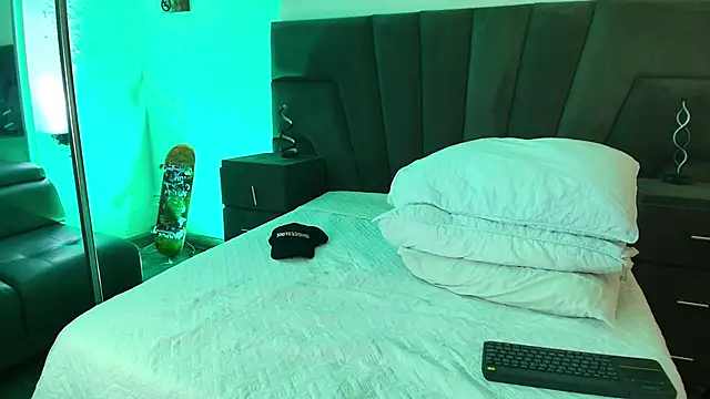 JhoanLeandro online show from February 2025 04:47:01 AM