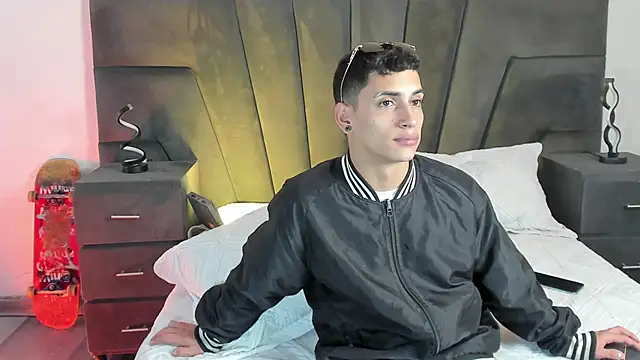 JhoanLeandro online show from March 2025 04:15:02 AM