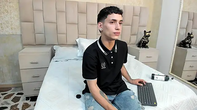 JhoanLeandro online show from October 2025 10:10:01 PM