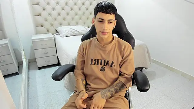 JhoanLeandro online show from October 2025 04:35:02 AM