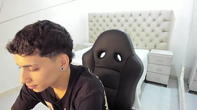 JhoanLeandro online show from November 2025 05:06:01 AM