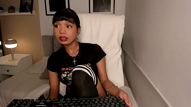 Snapshot of Gigi_Strawberry chatting on October 2025 04:46:01 AM Gigi Strawberry online show from October 2025 04:46:01 AM