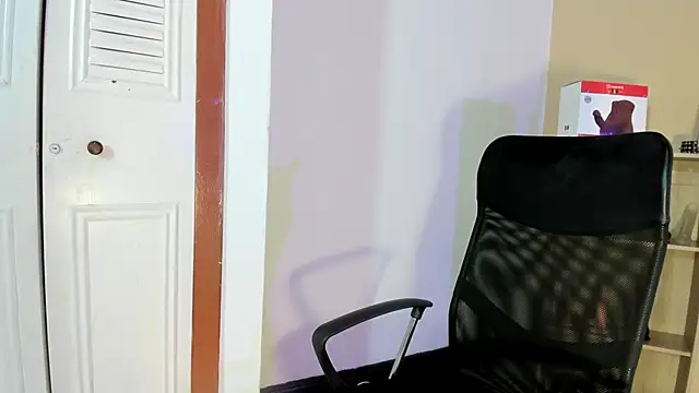 Snapshot of Violetta_0 chatting on October 2025 01:39:02 PM Violetta 0 online show from October 2025 01:39:02 PM