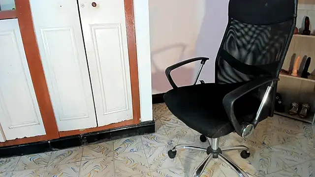 Snapshot of Violetta_0 chatting on November 2025 01:32:01 PM Violetta 0 online show from November 2025 01:32:01 PM