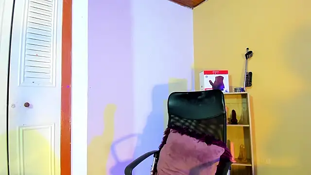 Snapshot of Violetta_0 chatting on January 2026 01:37:02 PM Violetta 0 online show from January 2026 01:37:02 PM