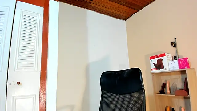 Snapshot of Violetta_0 chatting on February 2026 01:51:01 PM Violetta 0 online show from February 2026 01:51:01 PM