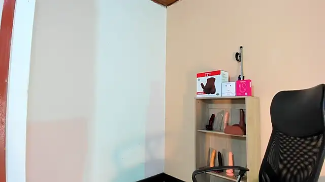 Snapshot of Violetta_0 chatting on February 2026 01:01:02 PM Violetta 0 online show from February 2026 01:01:02 PM