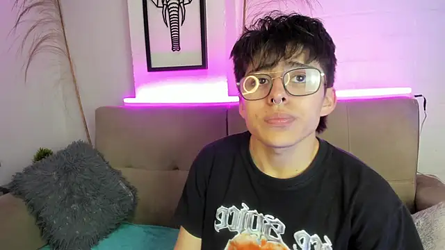 Snapshot of PepperTwink chatting on March 2025 01:04:02 PM PepperTwink online show from March 2025 01:04:02 PM