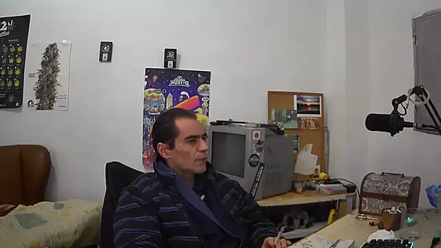 Snapshot of ReyDeBotones chatting on February 2025 04:14:01 AM ReyDeBotones online show from February 2025 04:14:01 AM