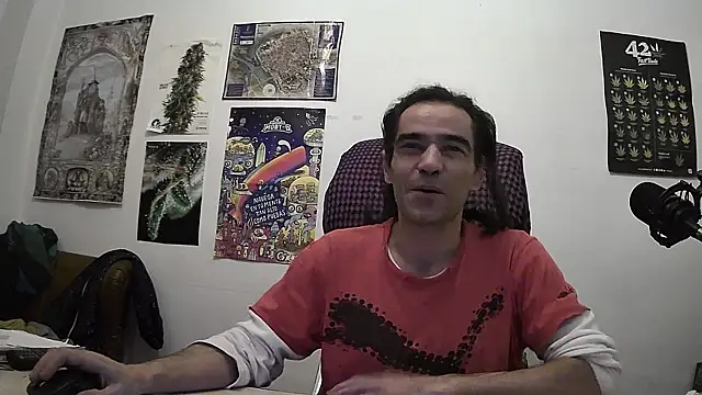 Snapshot of ReyDeBotones chatting on April 2026 08:33:01 PM ReyDeBotones online show from April 2026 08:33:01 PM