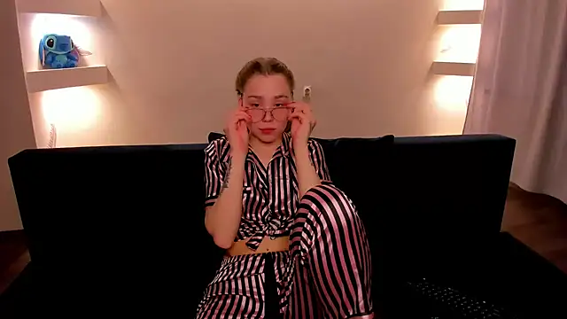 YourMegan online show from October 2025 09:04:01 PM