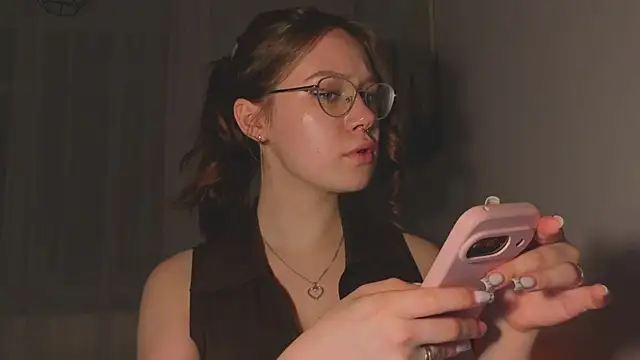 Mia Luw online show from April 2026 05:10:02 PM