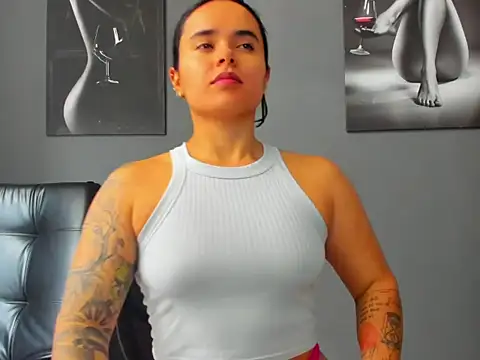 karlyjons12 online show from December 2025 04:23:02 PM