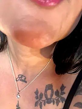 Madissonlove 1 online show from September 2025 01:43:01 AM