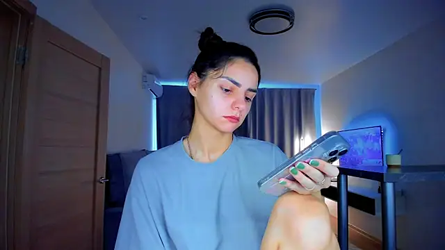 Snapshot of EmiliaZen chatting on October 2025 01:01:01 PM EmiliaZen online show from October 2025 01:01:01 PM