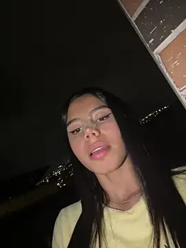 Snapshot of Laura-Khalifa chatting on February 2025 05:58:01 AM Laura-Khalifa online show from February 2025 05:58:01 AM