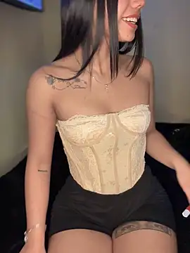 Snapshot of Laura-Khalifa chatting on October 2025 05:21:02 AM Laura-Khalifa online show from October 2025 05:21:02 AM