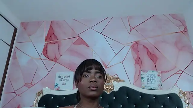 Snapshot of LindaBird chatting on November 2025 01:24:01 PM LindaBird online show from November 2025 01:24:01 PM