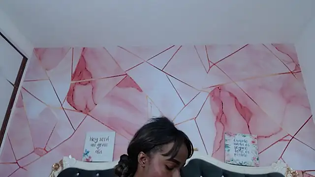 Snapshot of LindaBird chatting on November 2025 10:21:02 PM LindaBird online show from November 2025 10:21:02 PM