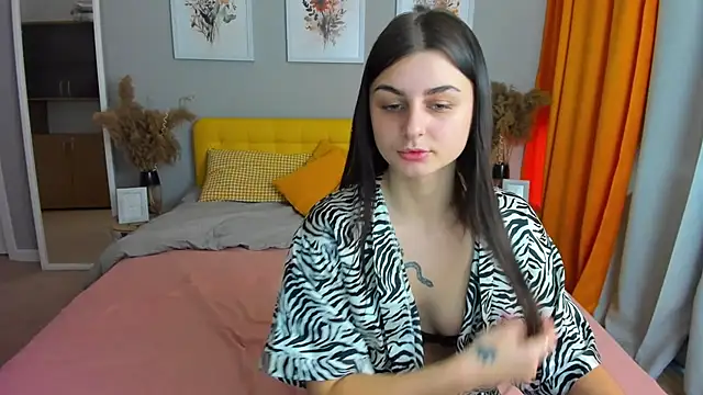 Snapshot of EmmaOlsen4u chatting on February 2025 01:40:02 PM EmmaOlsen4u online show from February 2025 01:40:02 PM