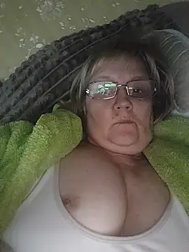 Snapshot of Violet5364 chatting on April 2026 09:02:02 PM Violet5364 online show from April 2026 09:02:02 PM