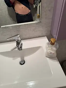 Snapshot of Manuhot001 chatting on February 2025 06:12:02 AM Manuhot001 online show from February 2025 06:12:02 AM