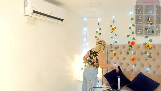 CandieGilson   online show from October 2025 12:46:01 PM