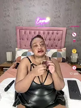 Snapshot of VixenRoyaleX chatting on June 2026 02:25:02 AM VixenRoyaleX online show from June 2026 02:25:02 AM