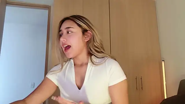Hornyholly   online show from May 2026 05:11:01 PM