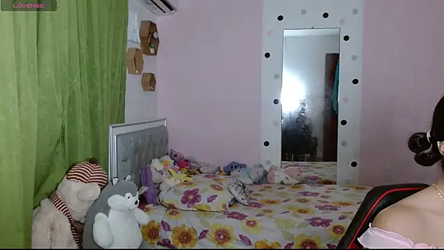 Snapshot of Violett_11 chatting on October 2025 11:29:02 PM Violett 11 online show from October 2025 11:29:02 PM