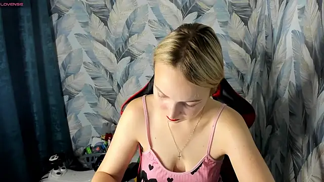 Snapshot of stella_leex chatting on November 2025 05:58:02 PM stella leex online show from November 2025 05:58:02 PM