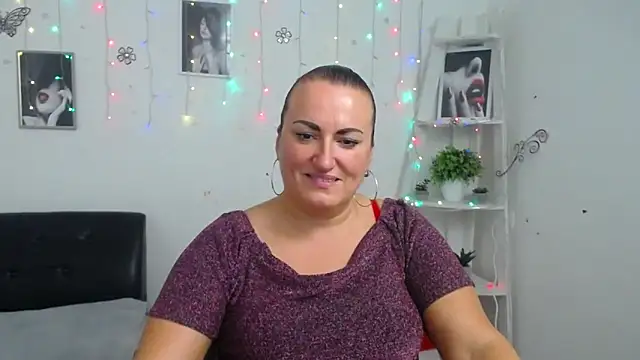 Snapshot of DianaMGG chatting on October 2025 05:33:01 PM DianaMGG online show from October 2025 05:33:01 PM