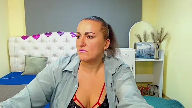 Snapshot of DianaMGG chatting on October 2025 05:39:02 AM DianaMGG online show from October 2025 05:39:02 AM