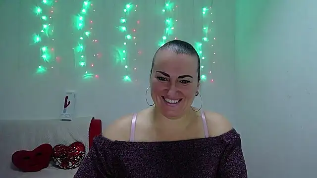 Snapshot of DianaMGG chatting on November 2025 06:35:02 AM DianaMGG online show from November 2025 06:35:02 AM