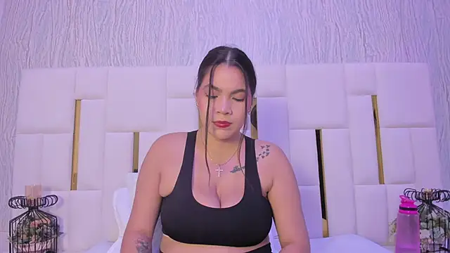 Snapshot of hillary_uckerman_ chatting on October 2025 11:05:01 AM hillary uckerman online show from October 2025 11:05:01 AM