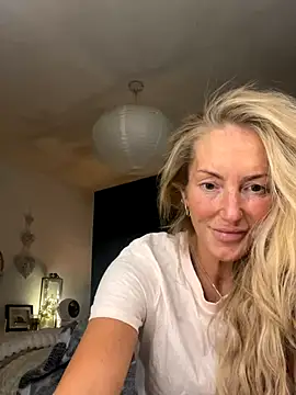 Snapshot of Fiery_Blonde_LexiX chatting on October 2025 09:59:02 PM Fiery Blonde LexiX online show from October 2025 09:59:02 PM