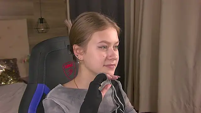 Snapshot of EveMundie chatting on February 2025 10:44:02 AM EveMundie online show from February 2025 10:44:02 AM