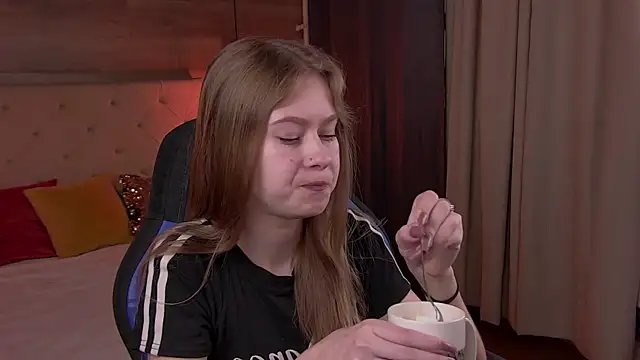 Snapshot of EveMundie chatting on February 2025 12:06:02 PM EveMundie online show from February 2025 12:06:02 PM