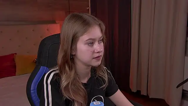 Snapshot of EveMundie chatting on February 2025 03:10:01 PM EveMundie online show from February 2025 03:10:01 PM