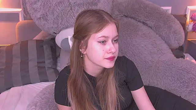 Snapshot of EveMundie chatting on February 2025 12:22:01 PM EveMundie online show from February 2025 12:22:01 PM