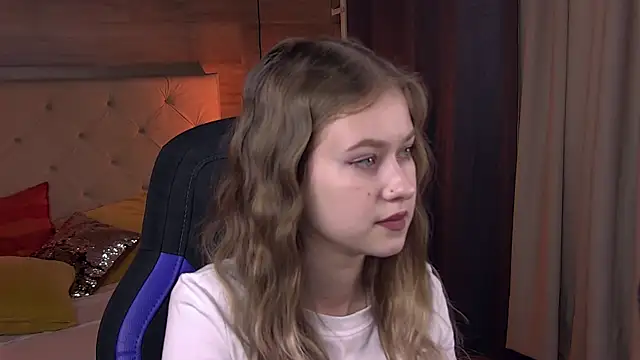 Snapshot of EveMundie chatting on February 2025 12:28:01 PM EveMundie online show from February 2025 12:28:01 PM