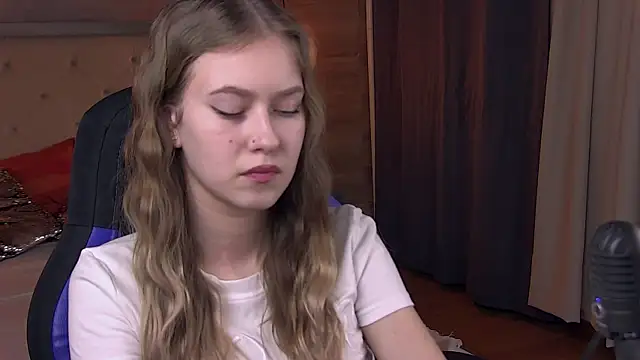 Snapshot of EveMundie chatting on February 2025 03:32:02 PM EveMundie online show from February 2025 03:32:02 PM