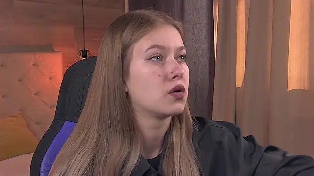 Snapshot of EveMundie chatting on February 2025 09:23:01 AM EveMundie online show from February 2025 09:23:01 AM