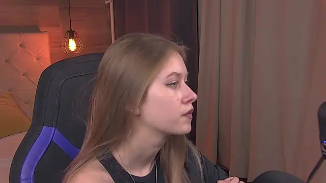 Snapshot of EveMundie chatting on February 2025 03:36:02 PM EveMundie online show from February 2025 03:36:02 PM