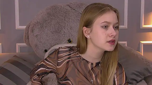 Snapshot of EveMundie chatting on February 2025 12:23:02 PM EveMundie online show from February 2025 12:23:02 PM