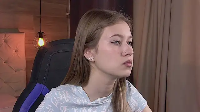 Snapshot of EveMundie chatting on February 2025 09:25:02 AM EveMundie online show from February 2025 09:25:02 AM